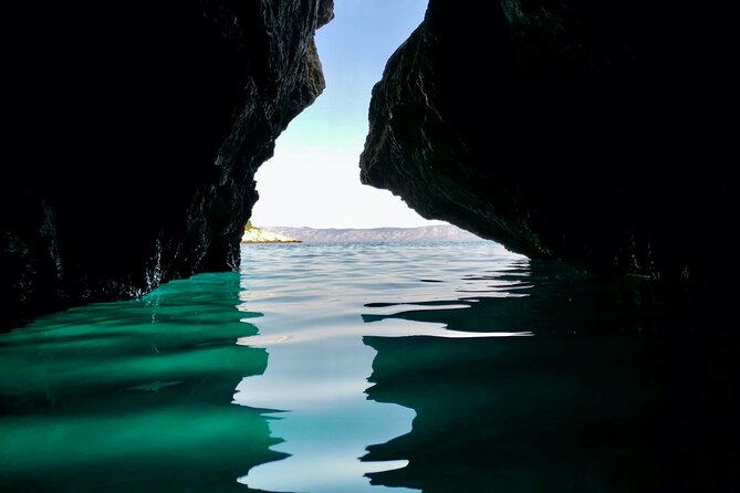 Makarska: 3-Island Speedboat Tour with Cave and Blue Lagoon - Mala Stiniva: a bay for jumping and swimming