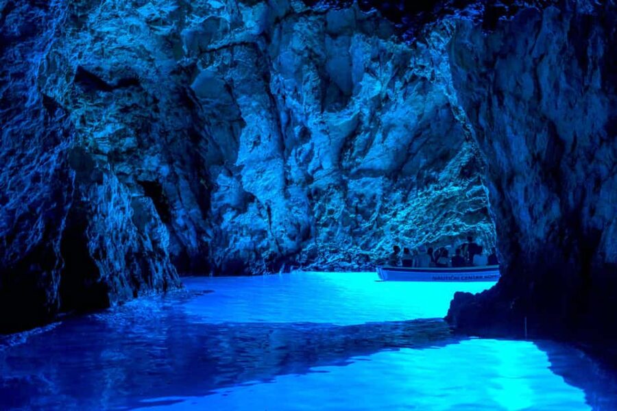 Makarska: 5-Islands Tour, Blue Cave, Vis, Hvar & Brač - The 2.25-hour speedboat ride to Biševo