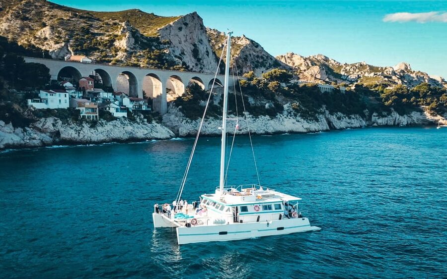 Marseille: Frioul Archipelago Catamaran Cruise with Lunch - The first hour across the Bay of Marseille