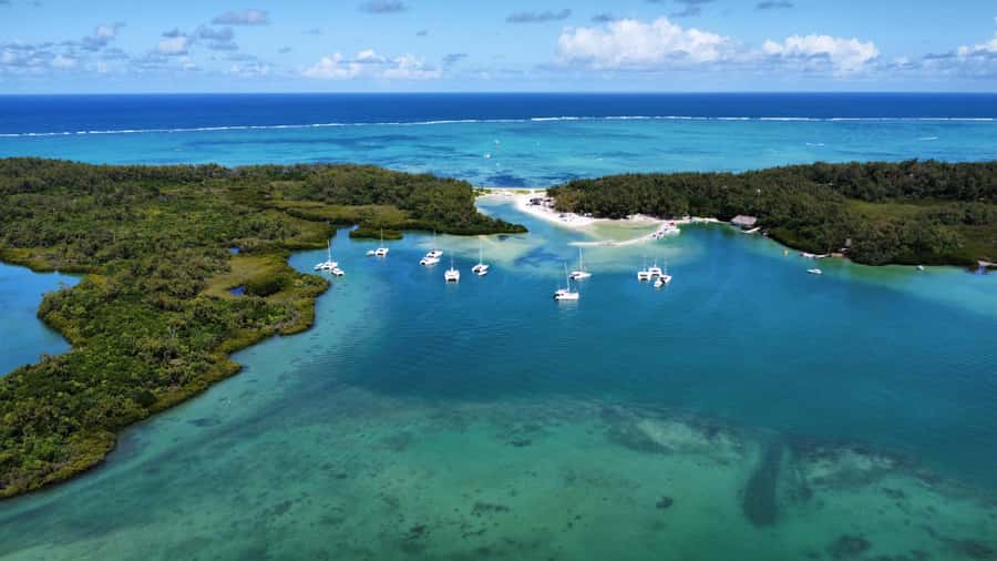 Mauritius 5 Islands Hopping Tours - PRIVATE BOAT - Ile aux Fouquets Lighthouse and Mauritius history