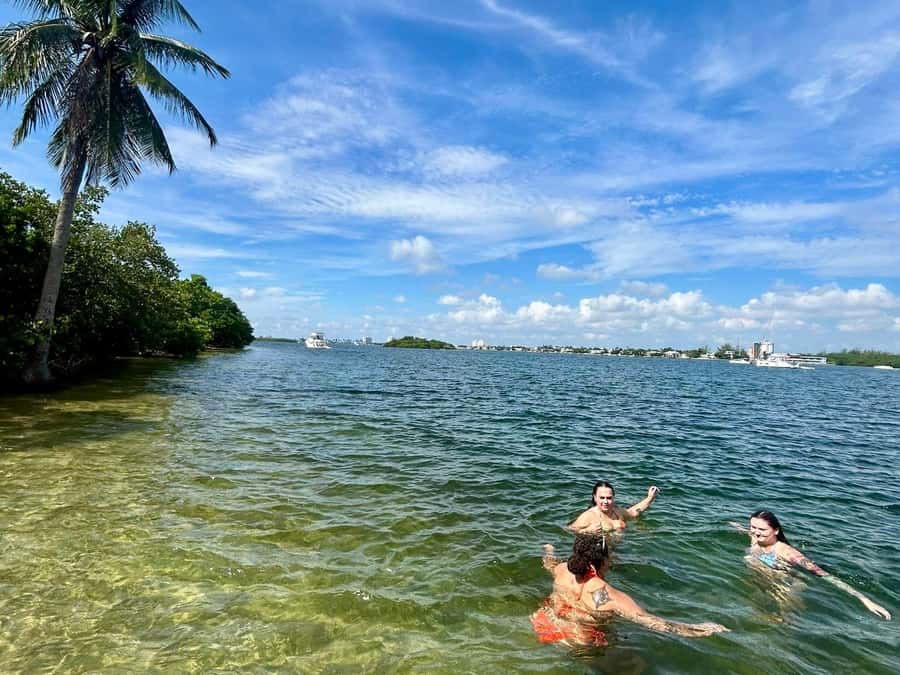 Miami: 4-Hour Island Hopping Boat Trip with Water Toys - Four hours on a Formula Thunderbird
