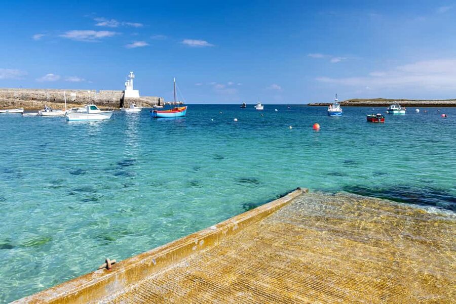 Molène Archipelago: Sea trips from Crozon. Seals, dolphins, - Lighthouses, forts, cliffs, and old coastal defenses