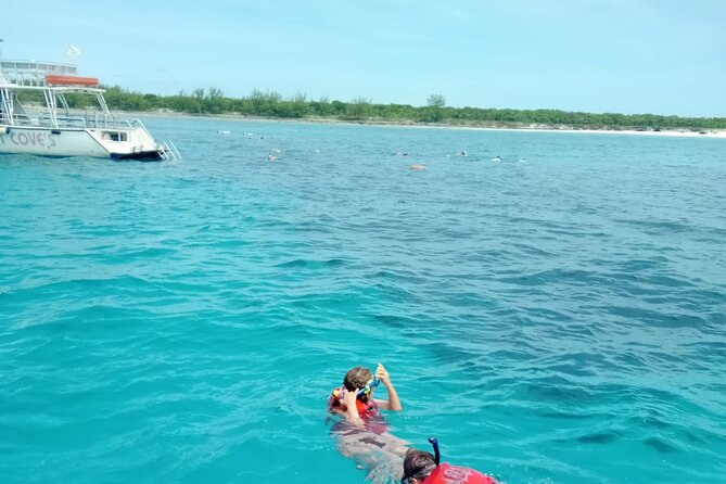 Nas: 3 islands Tour ,snorkel, Turtles, pigs and lunch - The speedboat ride and crew style