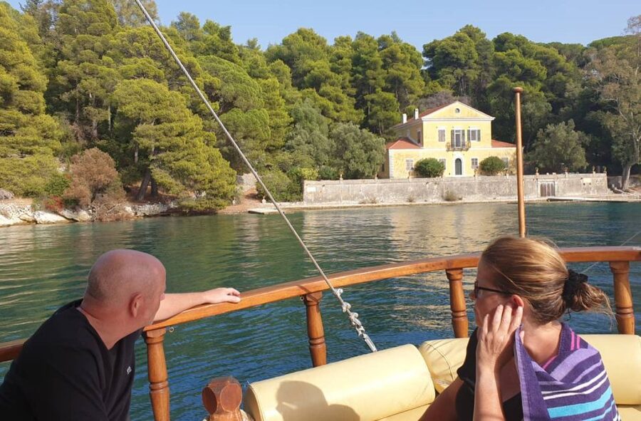 Nydri: Island-hopping Boat Cruise with Lunch and Drinks - Starting at Nidri port and Santa Maura travel office