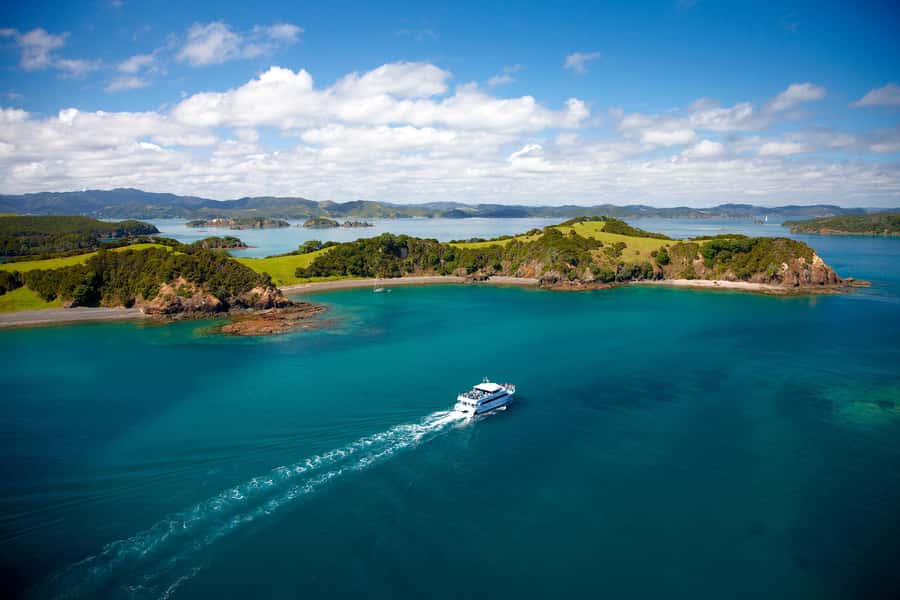 Paihia/Russell: Hole in the Rock and Bay of Islands Cruise - Commentary, crew, and the feel onboard