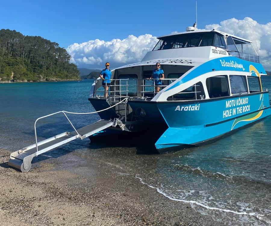 Paihia/Russell: Hole in the Rock Cruise with 2 Island Stops - The First 30 Minutes Across the Bay