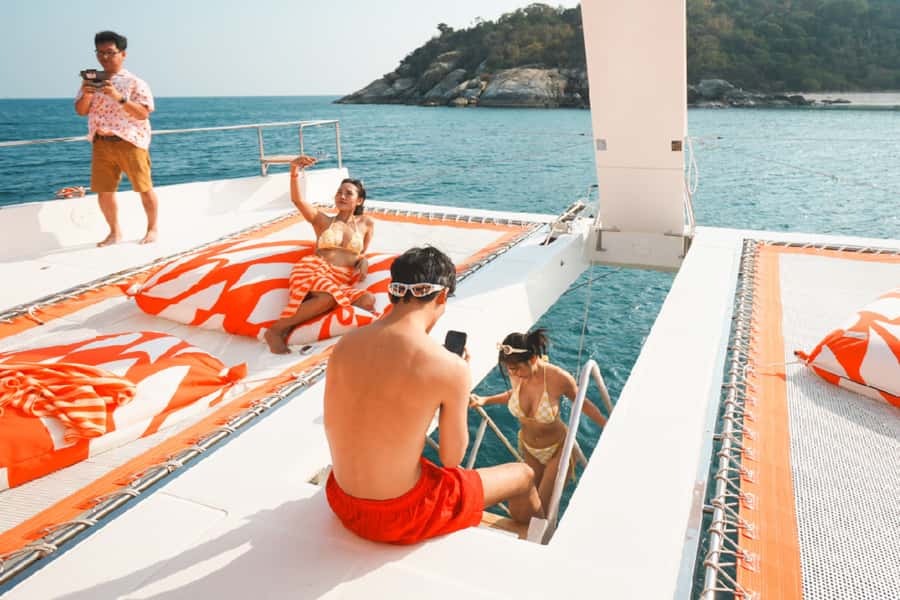 Pattaya: 3-Island Hopping Sunset Yacht & Buffet with Live DJ - Service, languages, and practical comfort