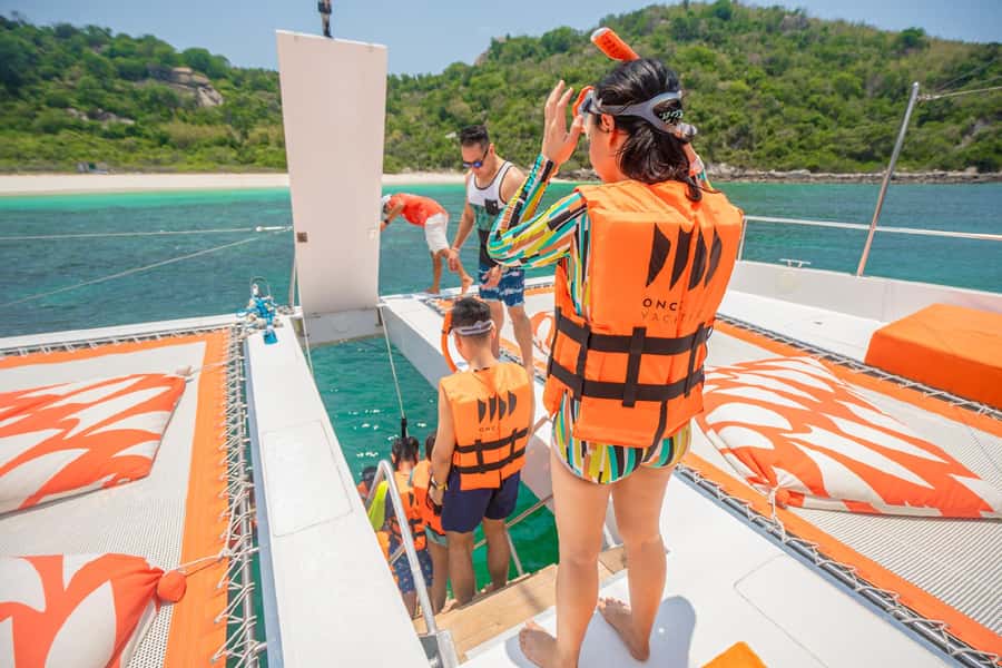 Pattaya: 3 Islands Hopping Day Tour on Catamaran with party - Thai buffet lunch and onboard service