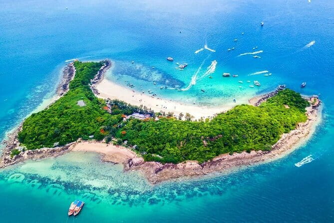 Pattaya: 3 Islands one day trip on Catamaran with Lunch - The catamaran, crew, and group size