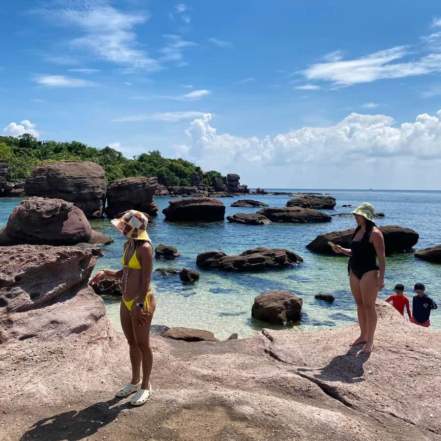 Phu Quoc Full-Day 4 Islands Snorkeling Tour With Cable Car - Fingernail Island and the white-sand beach pause
