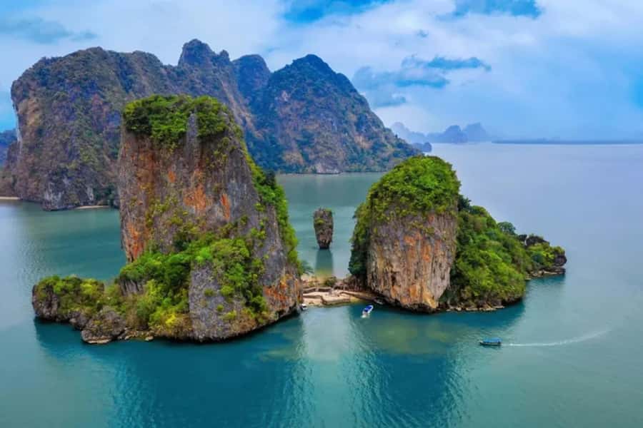 Phuket: James Bond 5 Islands Speedboat Tour with Lunch - Lunch at Ko Panyi floating village