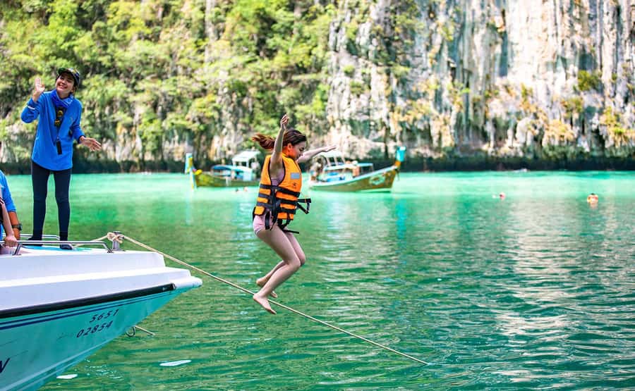 Phuket: Maya Bay, Phi Phi, Green, and Khai Islands Day Trip - Maya Bay and the reality of fame