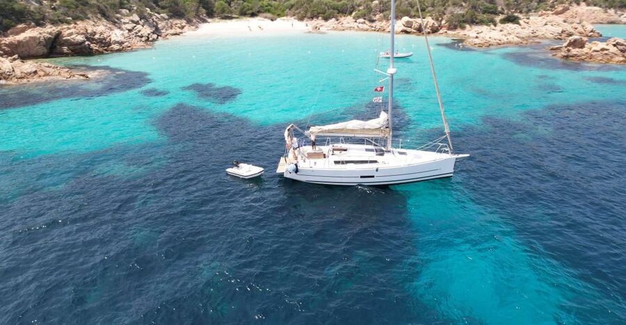 Poltu Quatu: La Maddalena Archipelago Sailboat full-day trip - Leaving Poltu Quatu on Rosa Velata