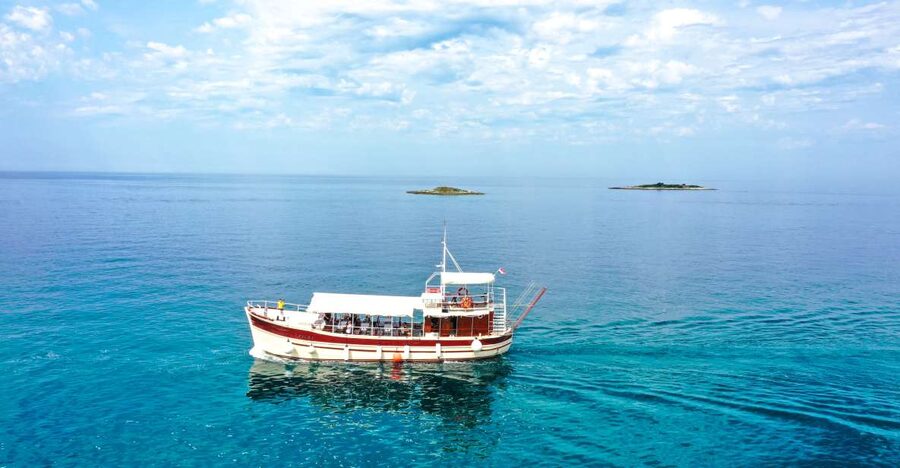 Poreč: Panoramic Morning Cruise Among 20 Islands with Drinks - Comfort on a Windy Morning