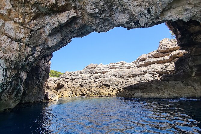 Private boat tour to Elafiti islands and south part of Mljet 8h. ALL INCLUDED - Is $959.15 a fair price?