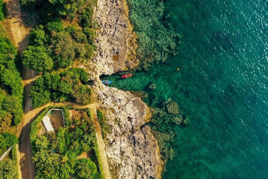 Pula: Three Island Kayak Tour with Cave Photo & Snorkeling - Grotta di quarzo and the short cave visit