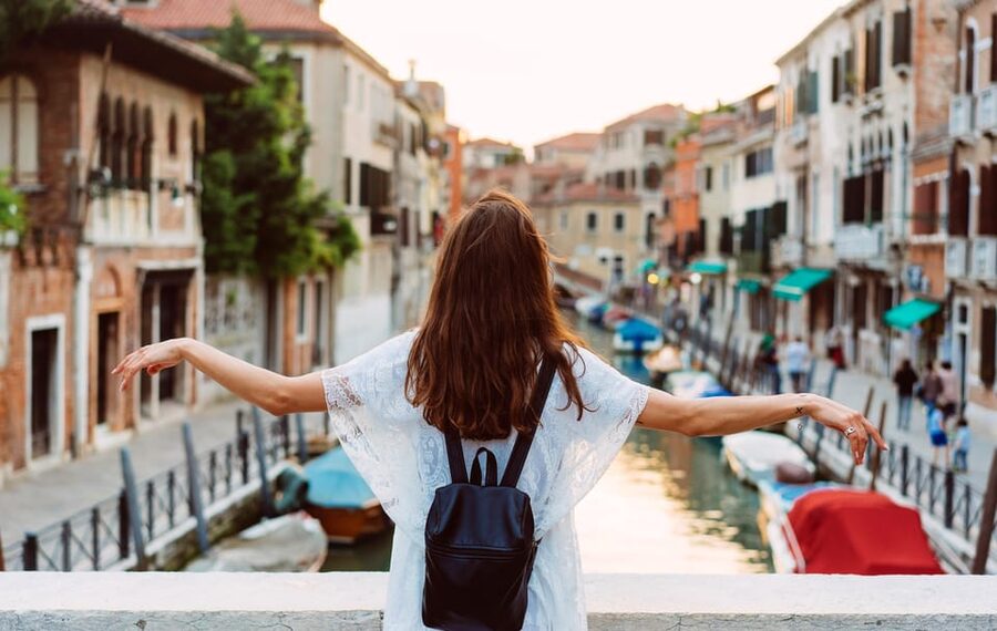 Rome: Venice Day Trip with Islands Cruise and City Walk - Meeting your guide beside Venice rail station