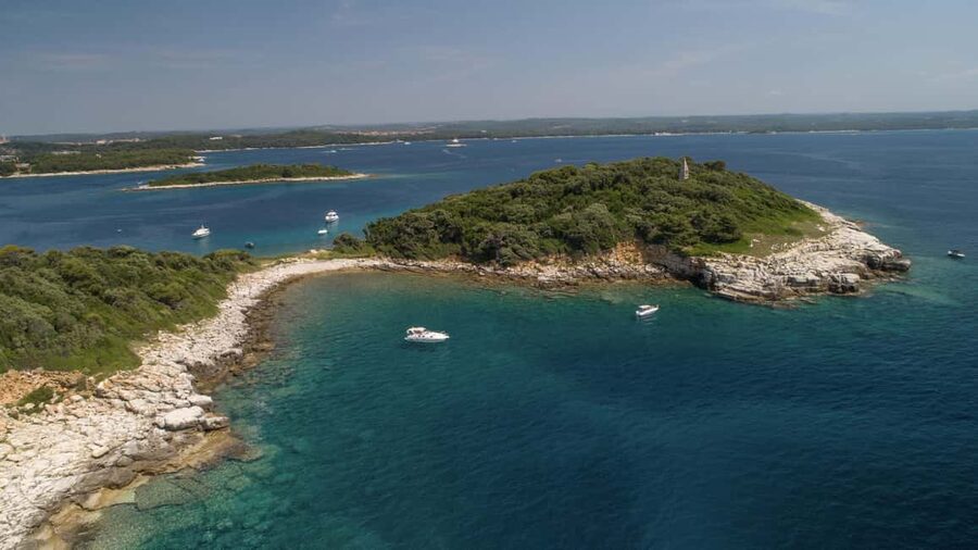 Rovinj: Rovinj Archipelago and South Coves Speedboat Tour - Leaving Rovinj and passing the Red Island group