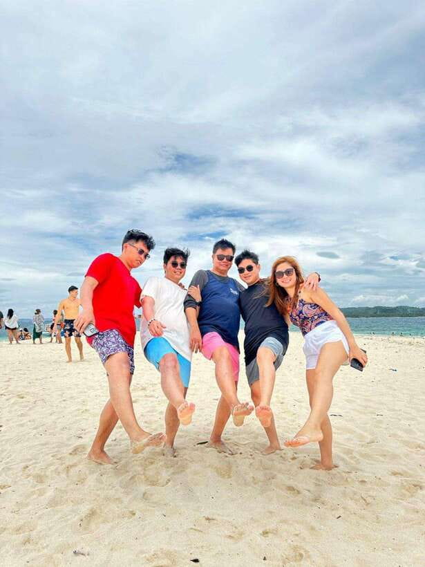 SIARGAO: PRIVATE ISLAND HOPPING GUYAM, DAKU AND NAKED ISLAND - Daku Island: the day’s main beach stop