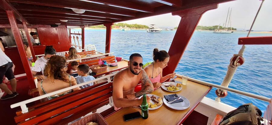 Split: 3 Island & Blue Lagoon Cruise with Lunch & Drinks - Maslinica, the gentle first stop
