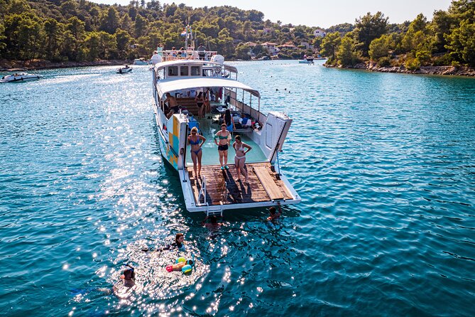 Split: Blue Lagoon, 3-Island Boat Tour & Mediterranean Lunch - The boat setup and crew