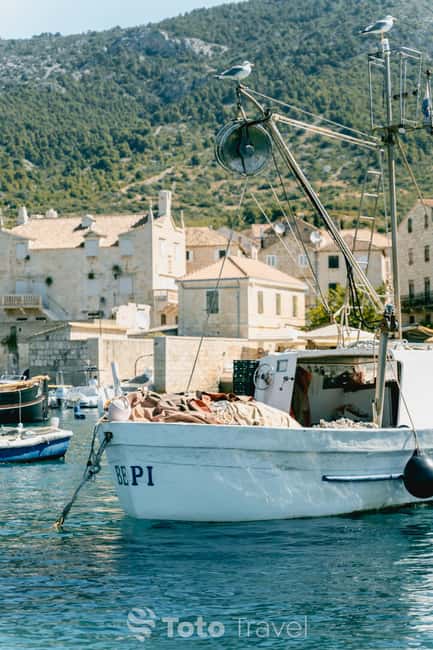 Split/Podstrana: Blue Cave, Hvar & 6 Islands Speedboat Trip - Milna on Brač: a gentle final stop