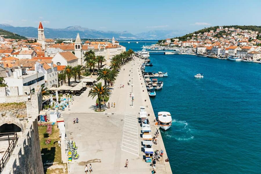 Split/Trogir: Blue lagoon and 3 islands speedboat tour - Maslinica: a calmer last stop