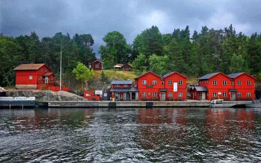 Stockholm: Archipelago Boat Tour - Fjäderholmarna and the first island views