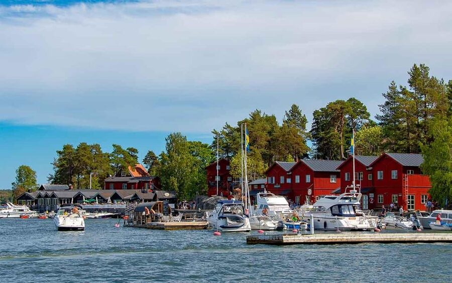 Stockholm: Archipelago Boat Tour - Finding the boat beside the Gustav III Statue