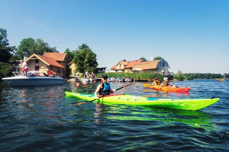 Stockholm: Archipelago Islands Kayak Tour and Outdoor Picnic - Paddling toward Vaxholm and its fortress