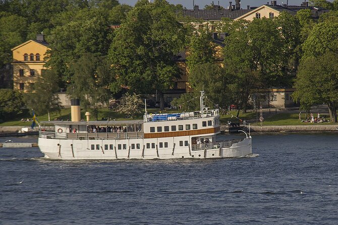Stockholm: Archipelago Summer Tour with live guide - Choosing your seat and handling the onboard setup