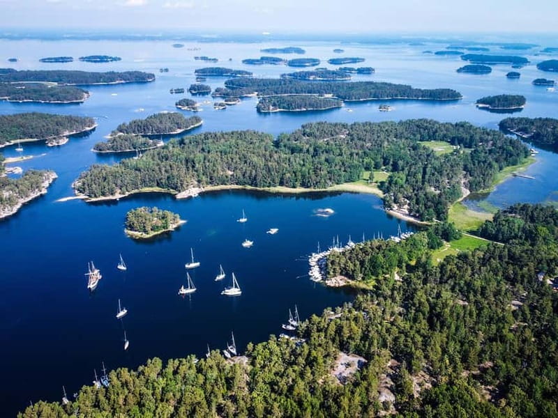 Stockholm: Guided Archipelago Islands Tour - Leaving Gamla Stan for the island channels