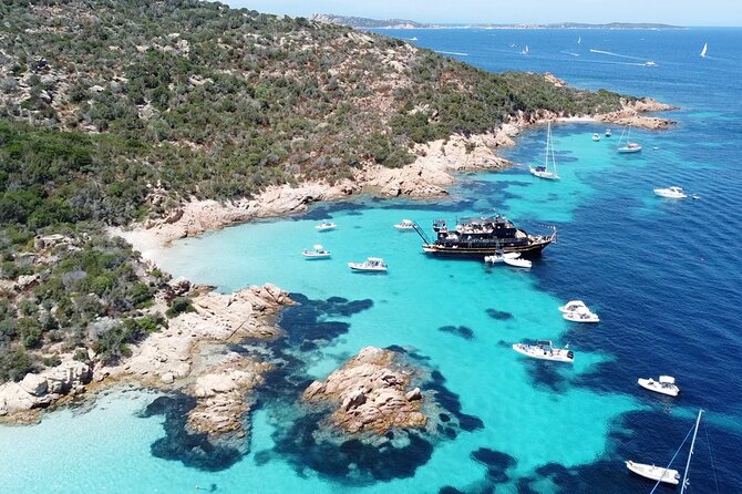 Tour of the Archipelago of La Maddalena ecofriendly - The yacht, seating, food, and onboard comfort