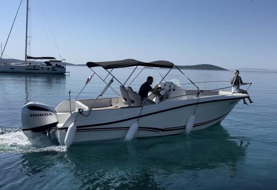 Trogir: Blue Lagoon and 3 Islands Speedboat Tour - Maslinica on Šolta brings a change of pace