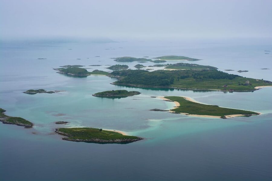 Tromsø: Fjords and Sommarøy Islands Tour with Salmon Picnic - What comes on the beach picnic