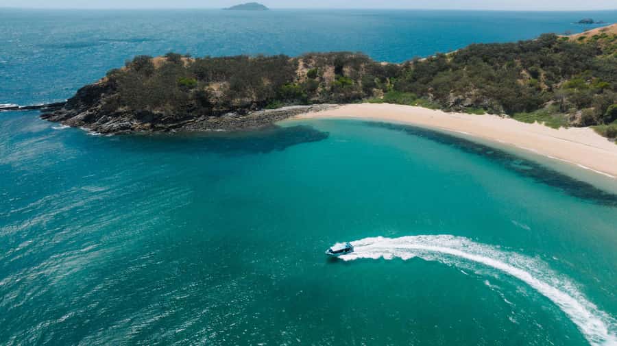 Yeppoon: Great Keppel Island Fast Boat Snorkel & Lunch Tour - The crew makes the six hours work