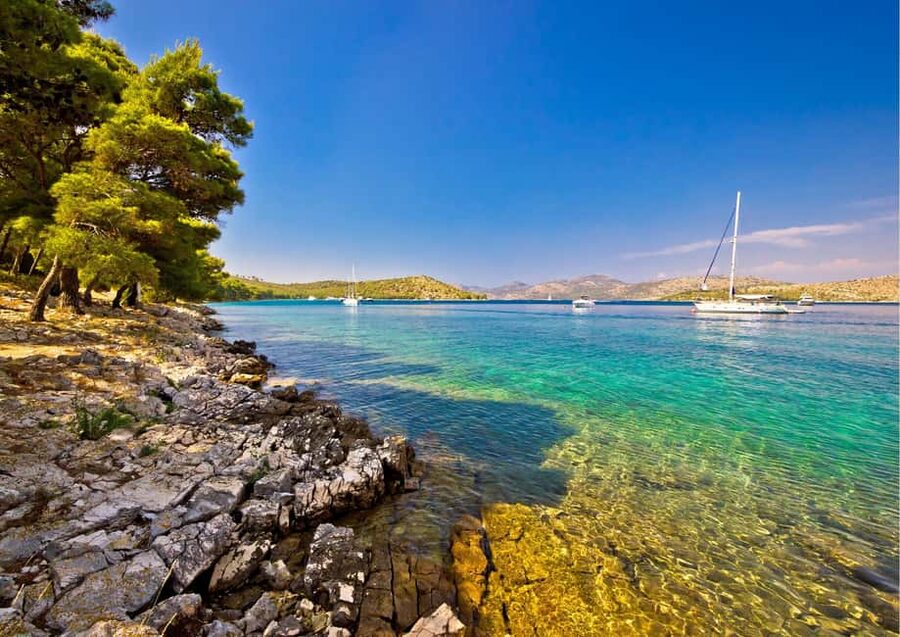 Zadar: Island-Hopping Blue Lagoon Boat Tour with Drink - Preko: more time for lunch, coffee, and a beach