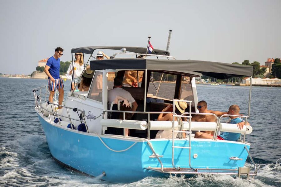 Zadar: Private Island Hopping & Wine Tasting with Canapés - Kali brings Dalmatian food to the trip
